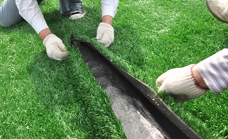 人造草坪鋪裝流程3:草坪搭接