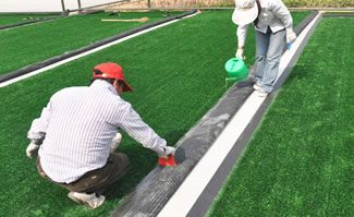 人造草坪鋪裝流程5:刷膠拼接