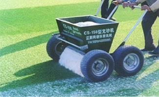 人造草坪鋪裝流程9:充砂填膠